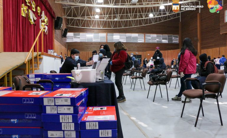 787 ESTUDIANTES DE RENGO RECIBEN COMPUTADORES PERSONALES DE LA JUNAEB EN EL LICEO BICENTENARIO ORIENTE